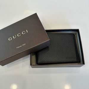 NWT GUCCI IMPOSSIBLE-TO-FIND EMBOSSED LOGO BIFOLD WALLET BLACK